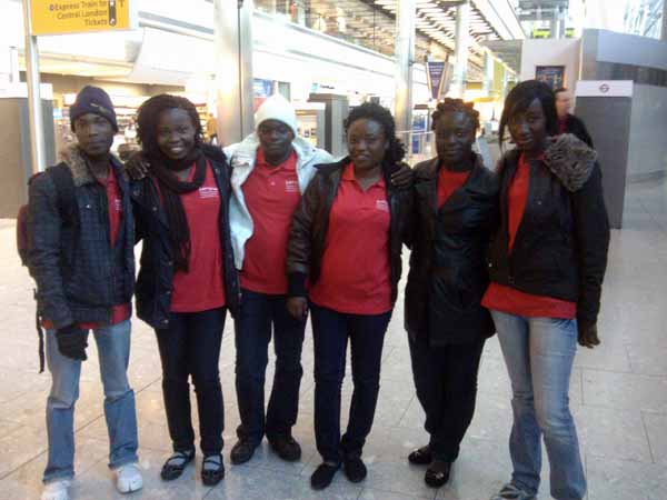 GH volunteers at the airport002