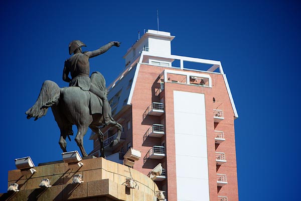 argentina-032-neuquen-building